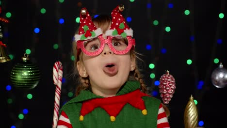 Niña-Vestida-De-Duende-Navideño-Disfraz-De-Ayudante-De-Santa-Bailando,-Bromeando.-Celebración-Navideña-De-Año-Nuevo