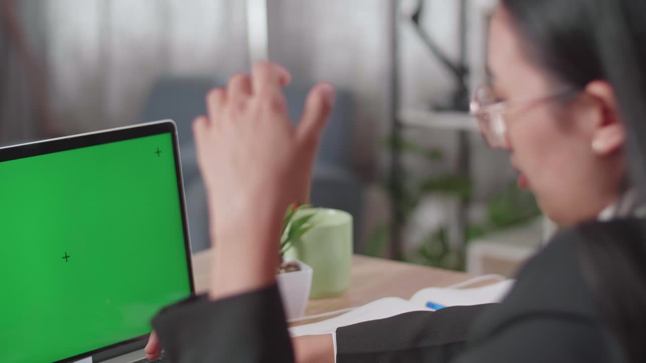 mujer trabajando en la computadora portátil, mirando estresado