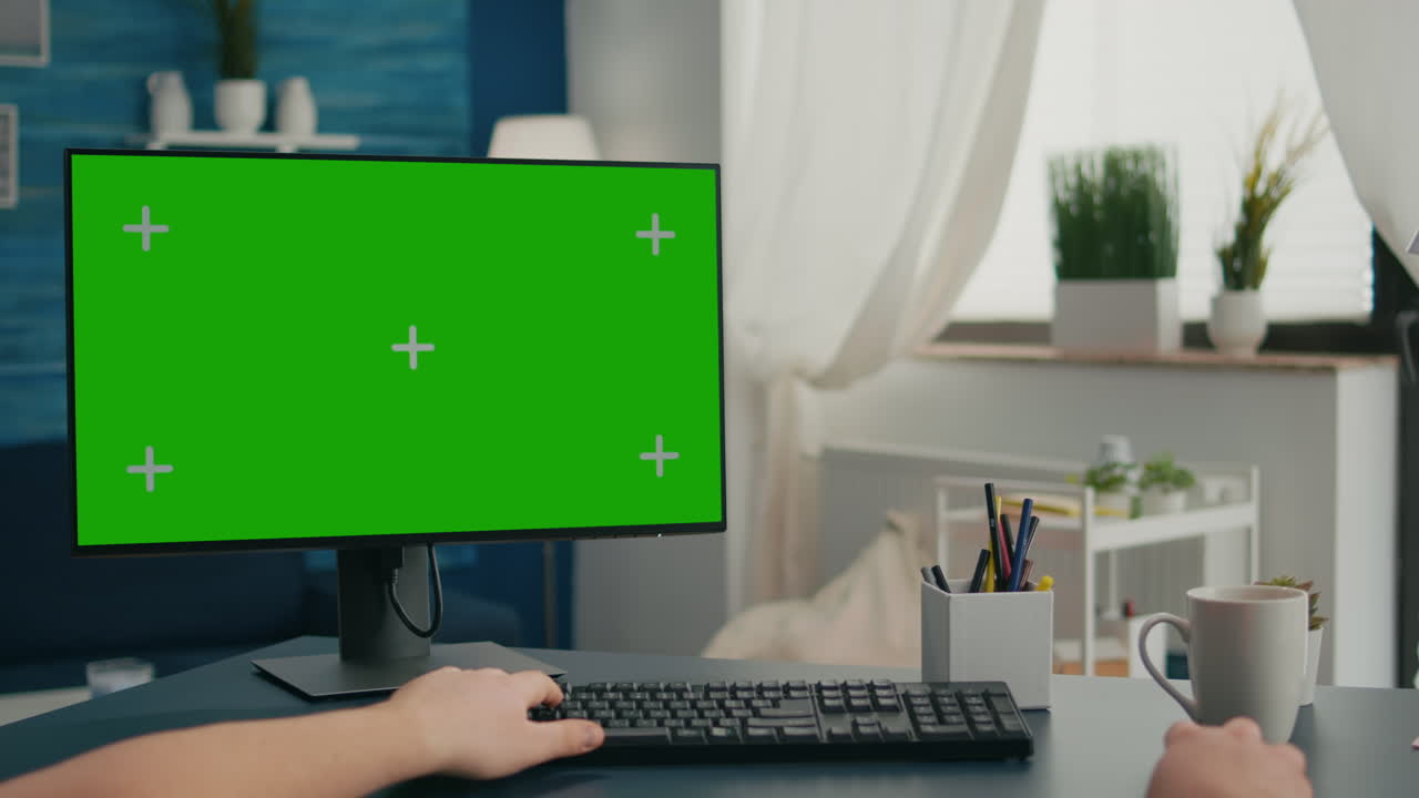 uomo d'affari che lavora a un progetto di pubbliche relazioni utilizzando un pc isolato
