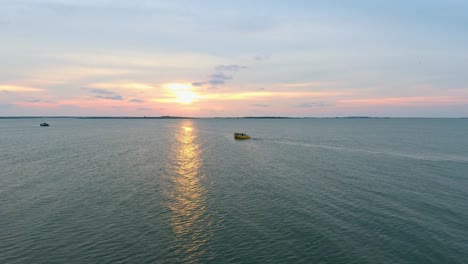 Tybee-Island-Georgia-Delphinboot-Bei-Sonnenuntergang-Sonnenaufgang-Auf-Dem-Atlantischen-Ozean