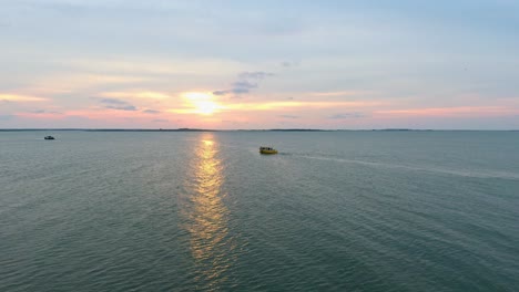 Tybee-Island-Georgia-Dolphin-Boat-Al-Atardecer-Amanecer-En-El-Océano-Atlántico