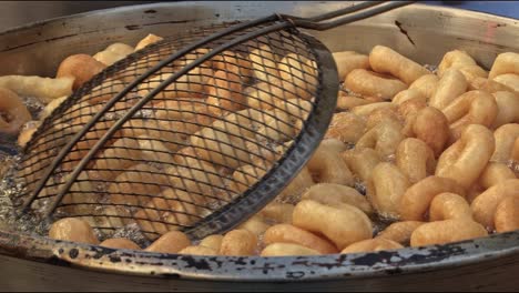 estos dulces bocados fritos son un postre tradicional de la calle en turquía
