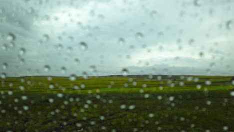 Regentropfen-Auf-Dem-Autoglas