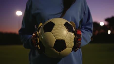 Weiblicher-Fußballspieler,-Der-Den-Ball-Auf-Dem-Fußballplatz-Hält.-4k
