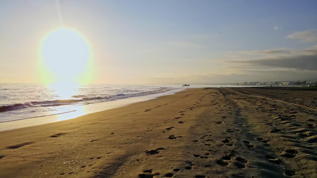 vista aérea de la costa moviéndose hacia atrás en el mar
