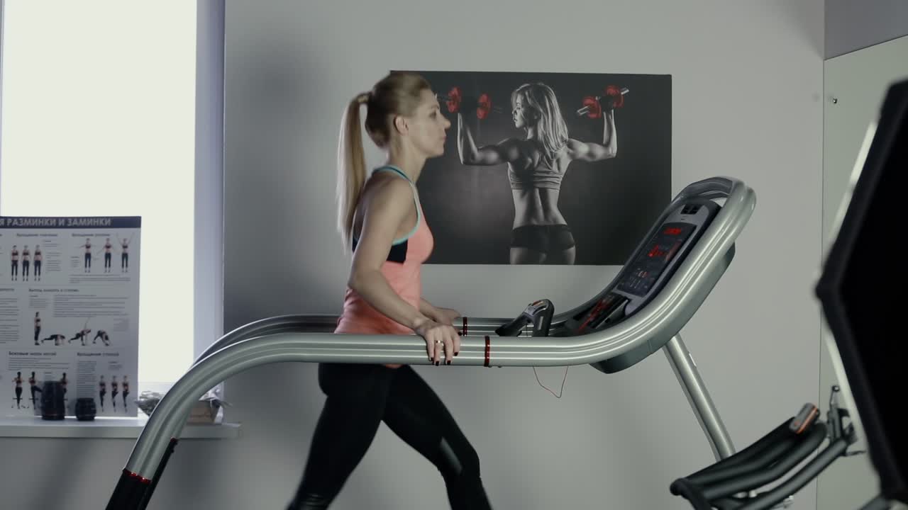 체육관 에서 트레드밀 에서 운동 하는 여자