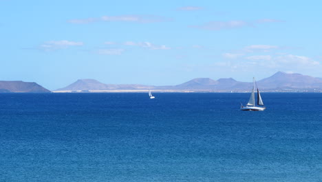 Dos-Veleros-En-Mar-Abierto-Cerca-De-Las-Islas-Canarias