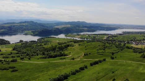 Friedliche-Landschaft-Des-Czersztyn-Sees-Und-Der-Pieniny-Berge,-Polen,-Luftaufnahme