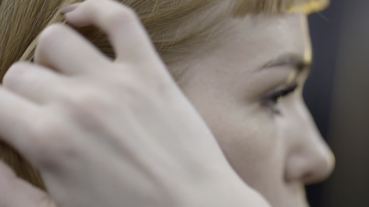 귀걸이를 쓴 여자