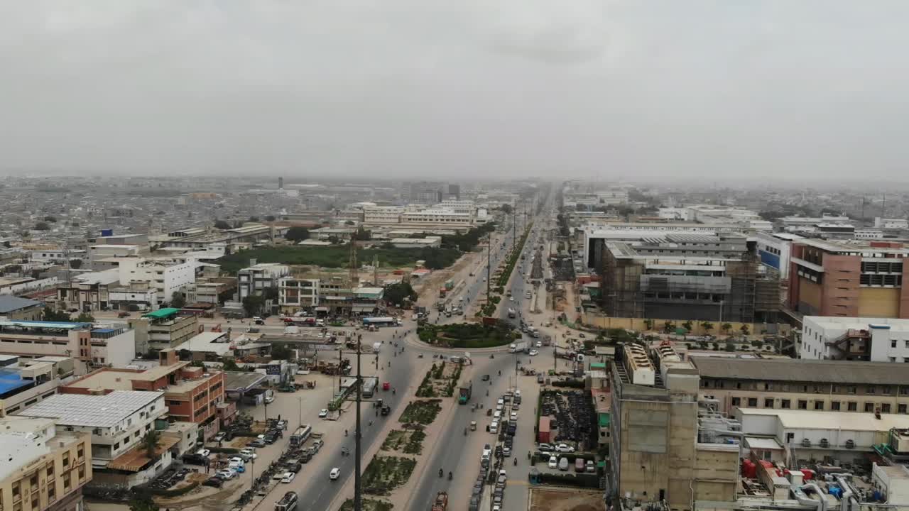 Vista aérea de una autopista concurrida y una rotonda en una zona industrial de Karachi