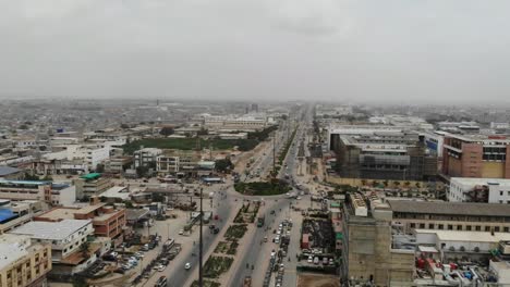 Vista-Aérea-De-La-Concurrida-Carretera-Y-La-Rotonda-En-La-Zona-Industrial-De-Karachi