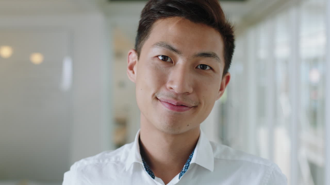 retrato joven empresario asiático sonriendo disfrutando de una carrera exitosa orgulloso empresario en la oficina lugar de trabajo testimonio 4k metraje