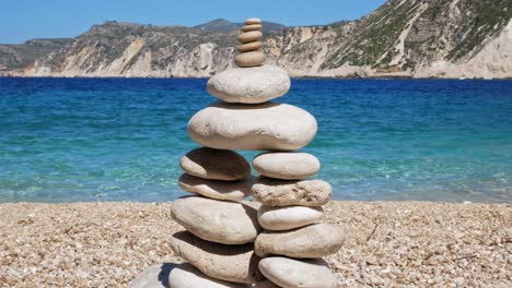 pilas de guijarros de piedras en la costa de la playa en agia kiriaki, isla de milos, grecia - concepto de equilibrio y armonía - primer plano, estático