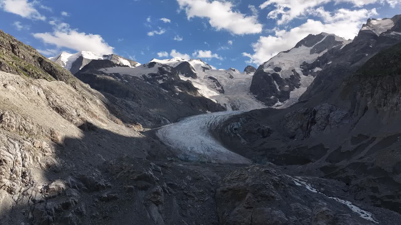 una vista panorámica del glaciar morteratsch en engadine, suiza