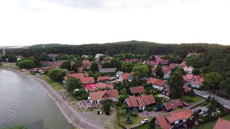 Pequeña-Ciudad-De-Nida-Y-Edificios-Históricos,-Vista-Aérea-Lateral