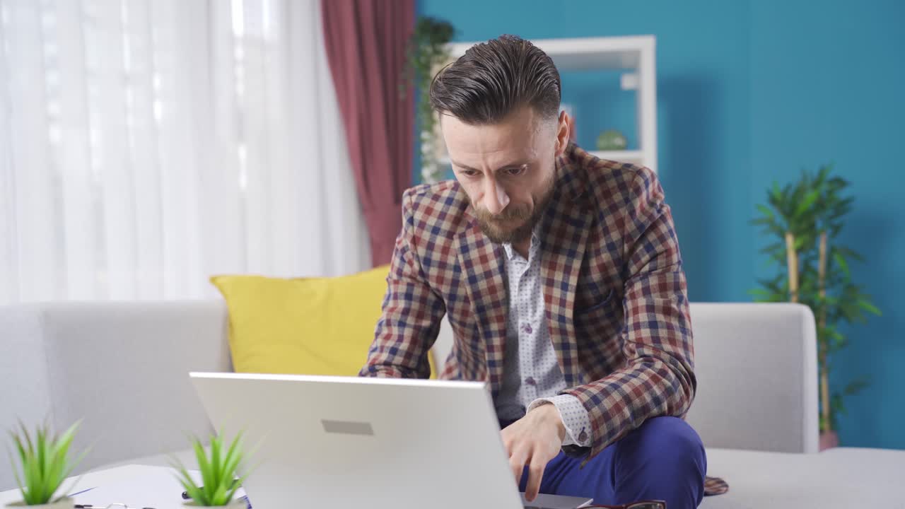 un hombre de negocios estresado trabajando desde casa enojado y aburrido.
