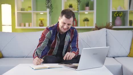 Glücklicher-Und-Lächelnder-Mann,-Der-Von-Zu-Hause-Aus-Mit-Einem-Laptop-Arbeitet.