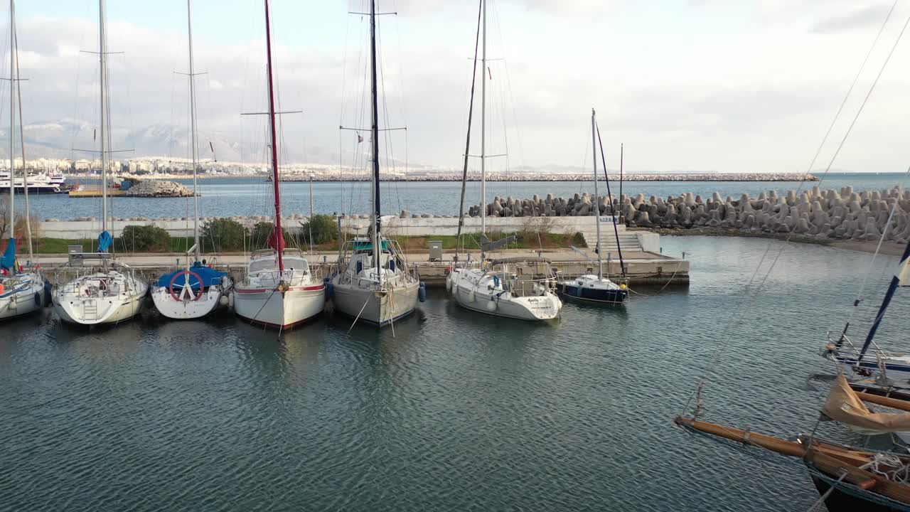 작은 정박지 안에 있는 아름다운 요트와 범선에서 앞으로 기울인 드론 샷