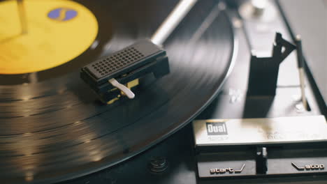 paneo lento de izquierda a derecha a través de un disco lp de vinilo vintage giratorio