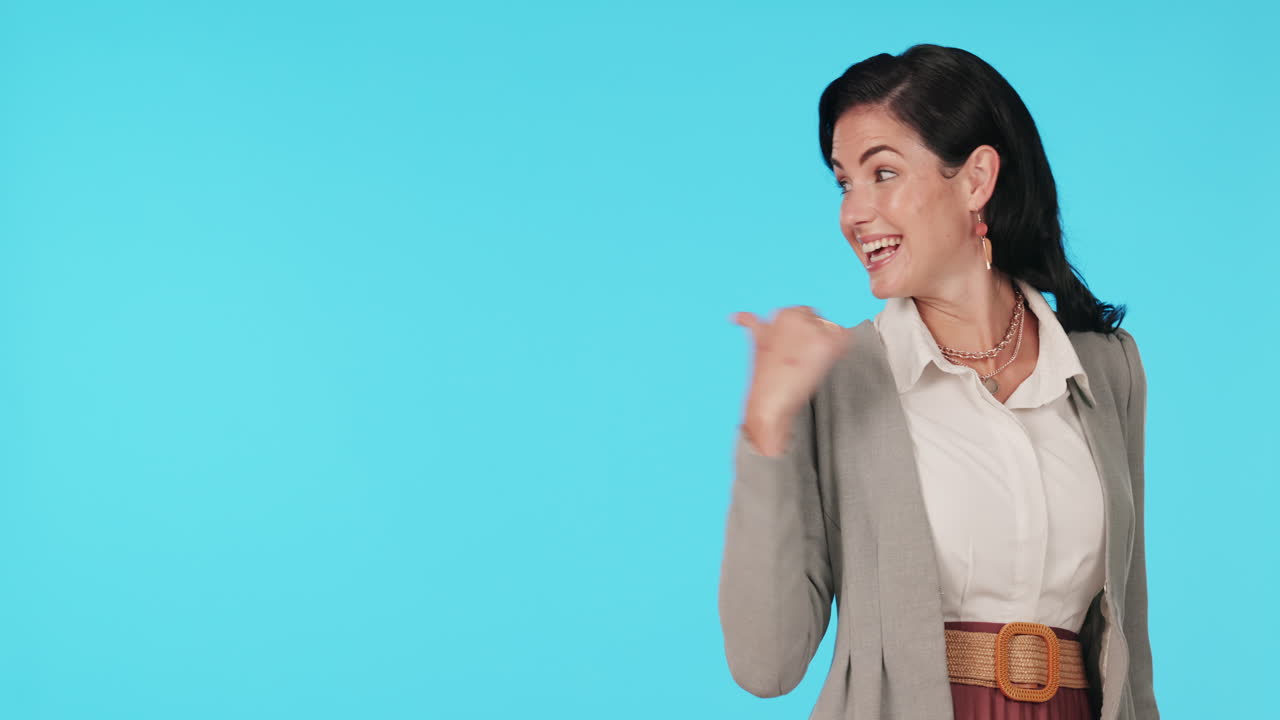 cara, mujer de negocios o señalando hacia el espacio