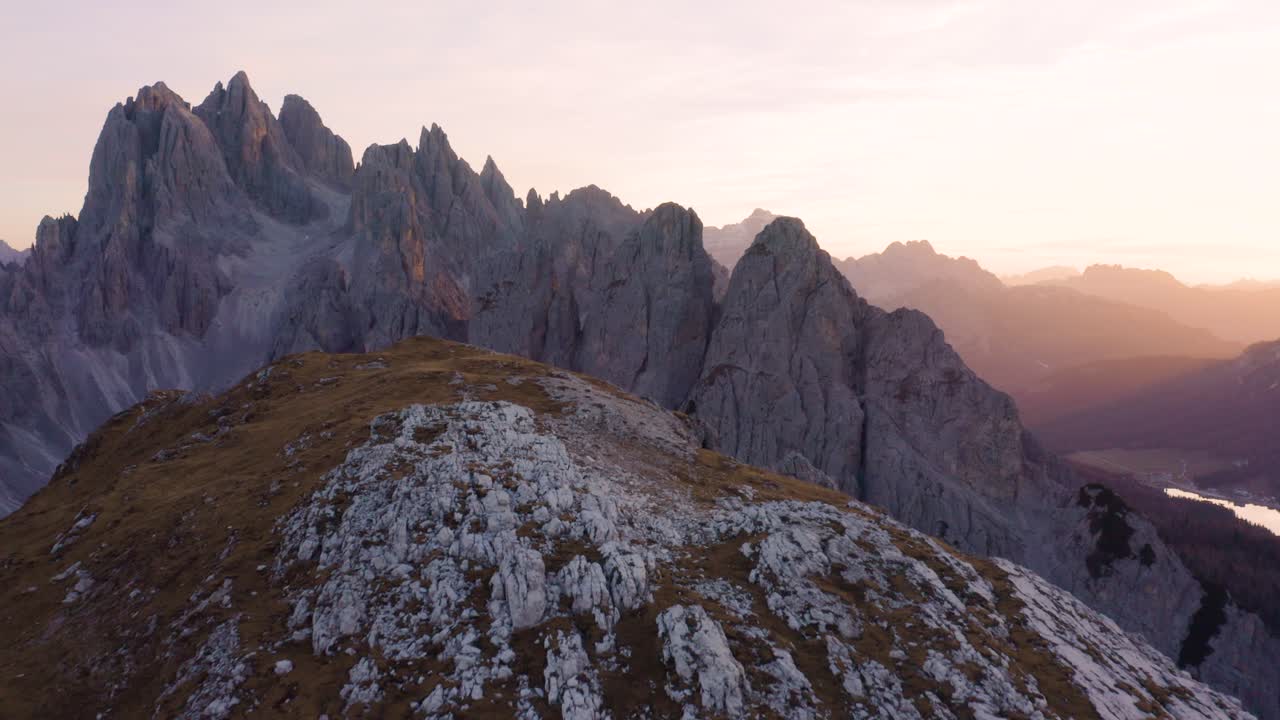 Inquadratura cinematografica panoramica delle Dolomiti del Gruppo dei Cadini
