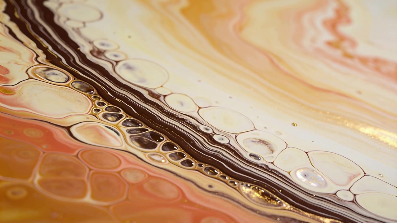 Pittura fluida che si assesta, con cellule che si fondono dopo essere stata versata in studio, con venatura scura e pagliuzze d'oro.