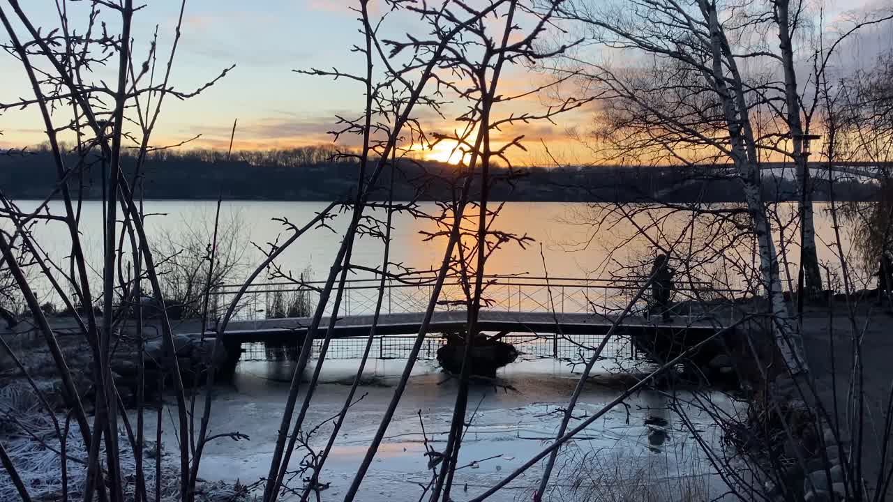 다리 위를 걷는 사람들의 실루엣