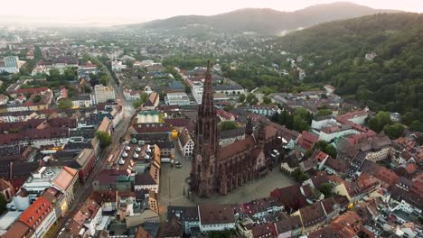 4K-Drohne-Aufnahmen,-Aufgenommen-In-Der-Nähe-Des-Doms-In-Fraiburg-Im-Breisgau,-Deutschland-Bei-Sonnenaufgang