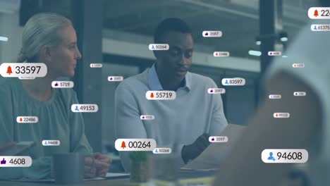 Animation-Von-Social-Media-Symbolen-Und-Datenverarbeitung-über-Verschiedene-Geschäftsleute-Im-Büro