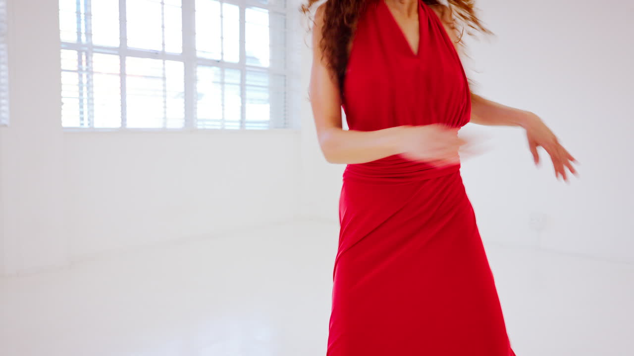 여성 댄서, 드레스 및 솔로 훈련