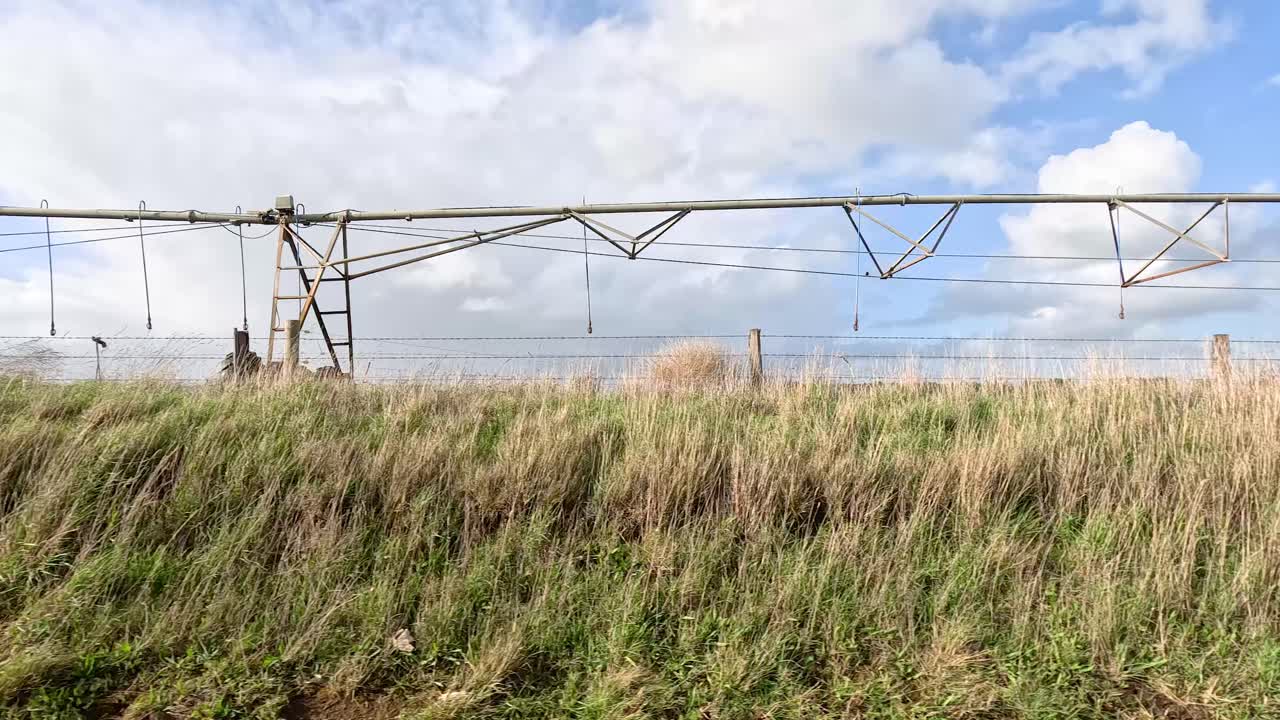 pasando por campos y paisajes rurales