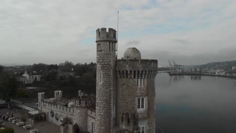 Una-Toma-Aérea-De-Un-Castillo-En-Irlanda