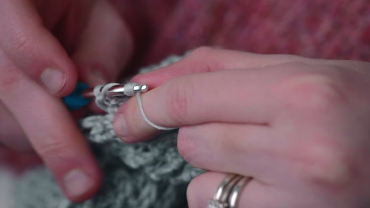 여자 손 뜨개질 크로 셰 뜨개질 - 가까이