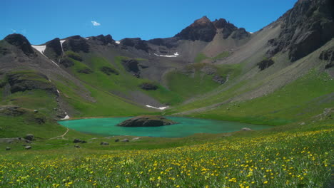 Luftkino-Drohne,-Eis,-Seebecken,-Silverton-Insel,-See,-Aqua,-Blaues,-Klares-Wasser,-Alpine-Tundra,-Atemberaubende-Bergkette,-Gelbe-Wildblumen,-Hochsommer,-Tagsüber,-Blau,-Schön,-Langsame-Schwenkbewegung-Nach-Links