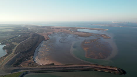 playa de stellendam durante la marea baja temprano en la mañana en los países bajos