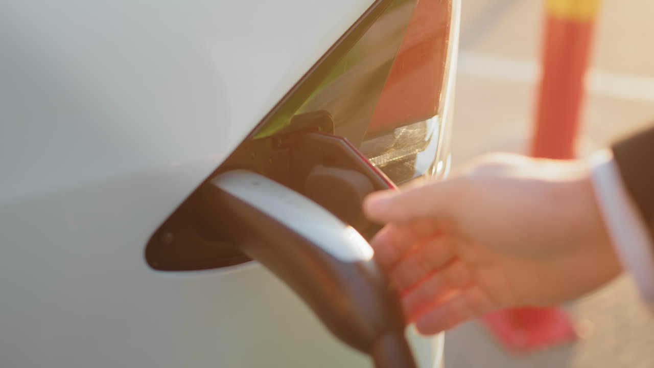 전기 차량을 충전하는 사람