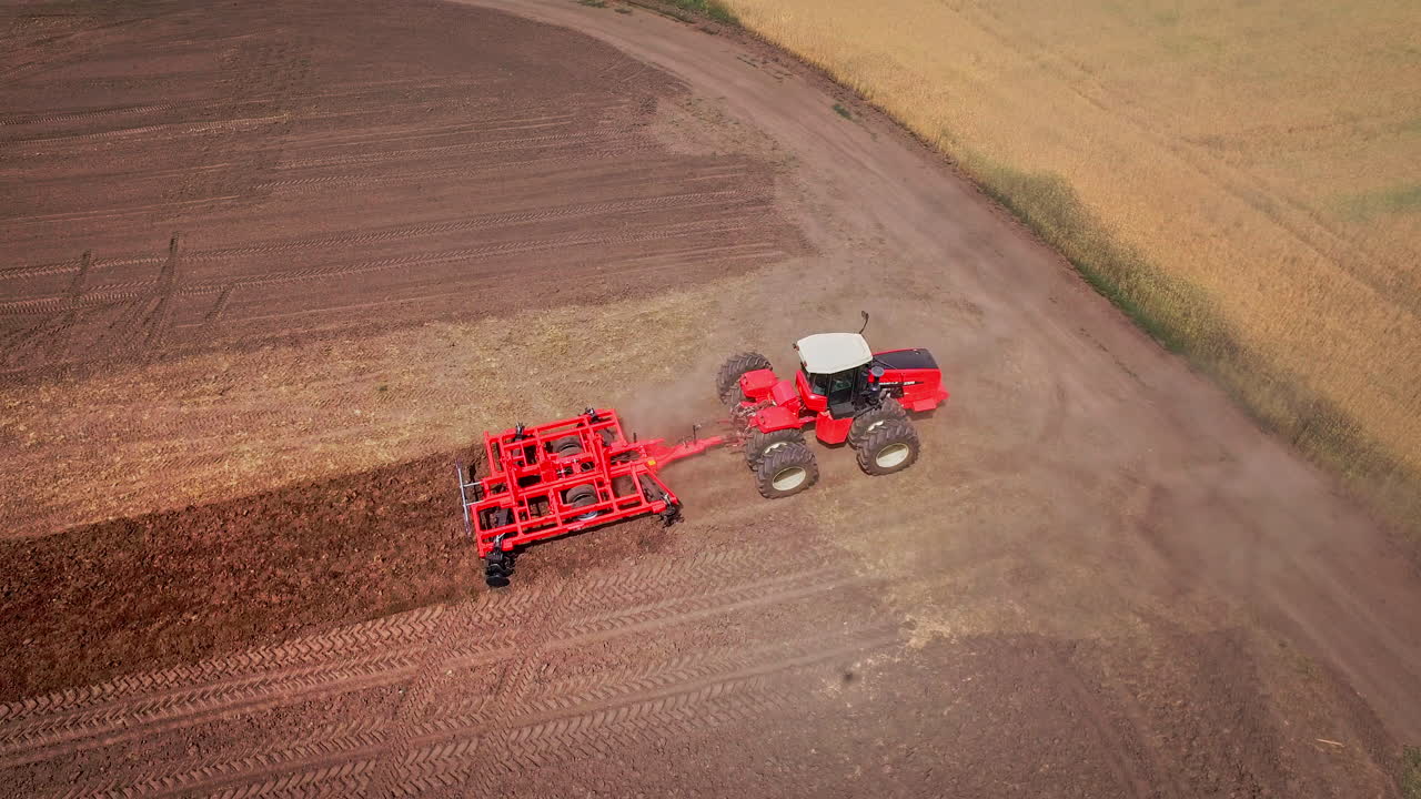 농업 트랙터와 트레일러는 재배 된  ⁇ 에 서서  ⁇ 을  ⁇ 습니다.