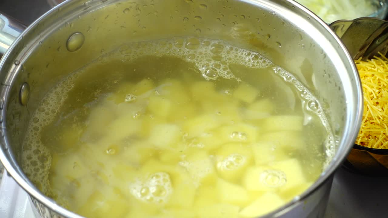 Zuppa di verdure che cuoce in pentola.