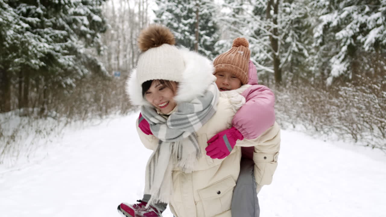 madre e hija divirtiéndose en la nieve