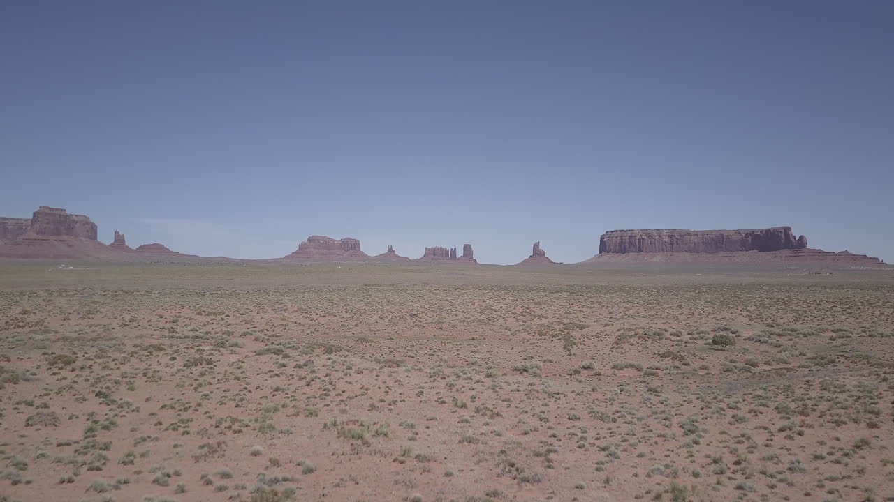 미국 애리조나의 기념비 계곡의 아름다운 풍경 위를 날아다니는 빠른 드론  ⁇