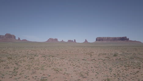 Disparo-Rápido-De-Drones-Volando-Sobre-El-Hermoso-Paisaje-De-Monument-Valley-En-Estados-Unidos,-América,-Arizona,-Con-Rocas-únicas-En-El-Registro-Del-Horizonte