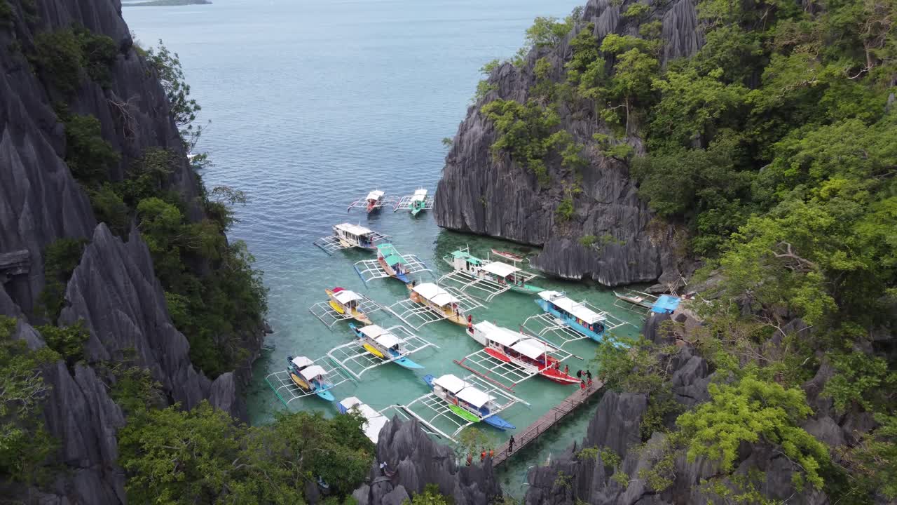 섬을 가로질러 여행하는 관광객들이 바라쿠다 호수 (barracuda lake) 에서 배를 내린다.
