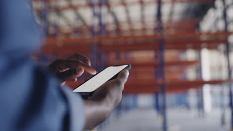 un hombre irreconocible usando su teléfono celular