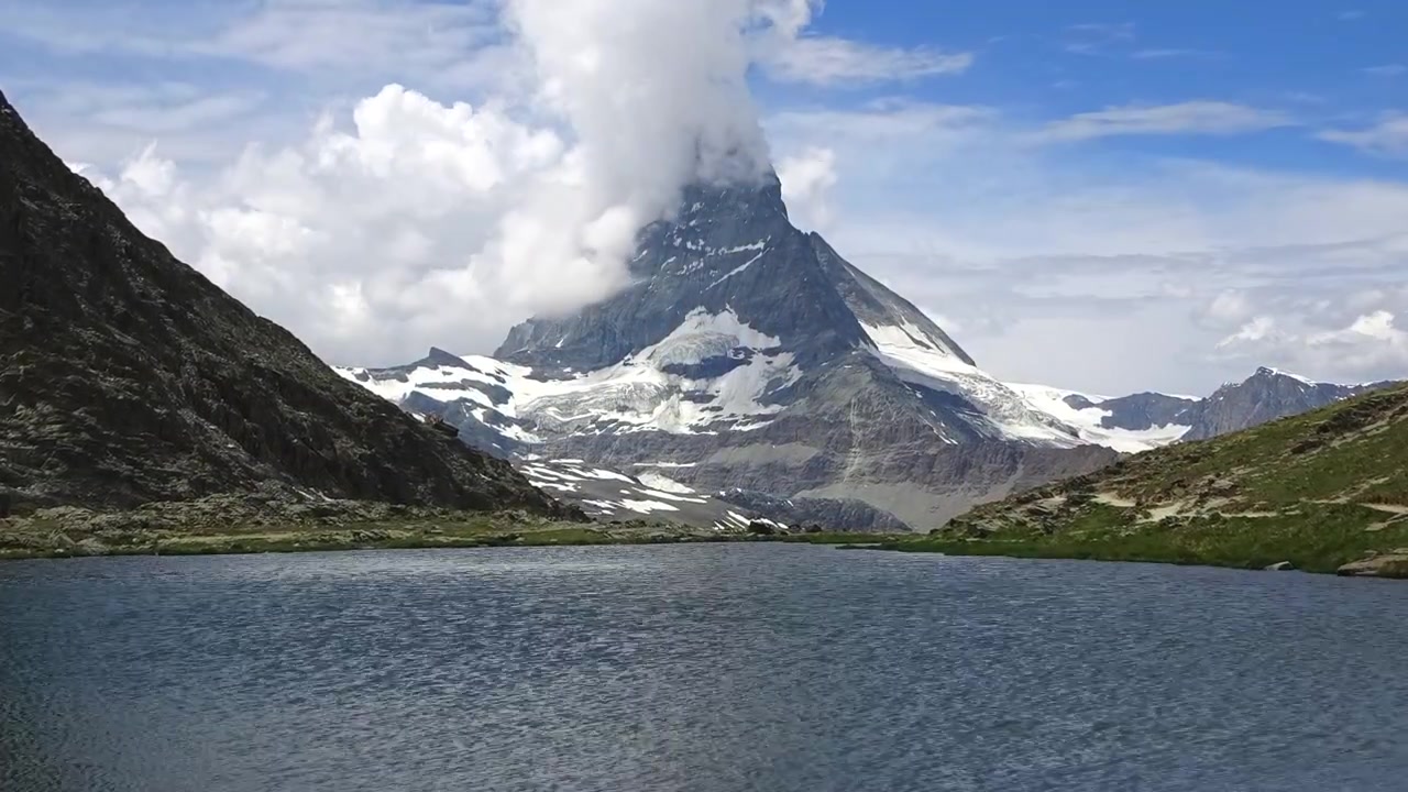 Solskins-timelapse af Matterhorns top spejlet i Stellisee-søen nær Zermatt