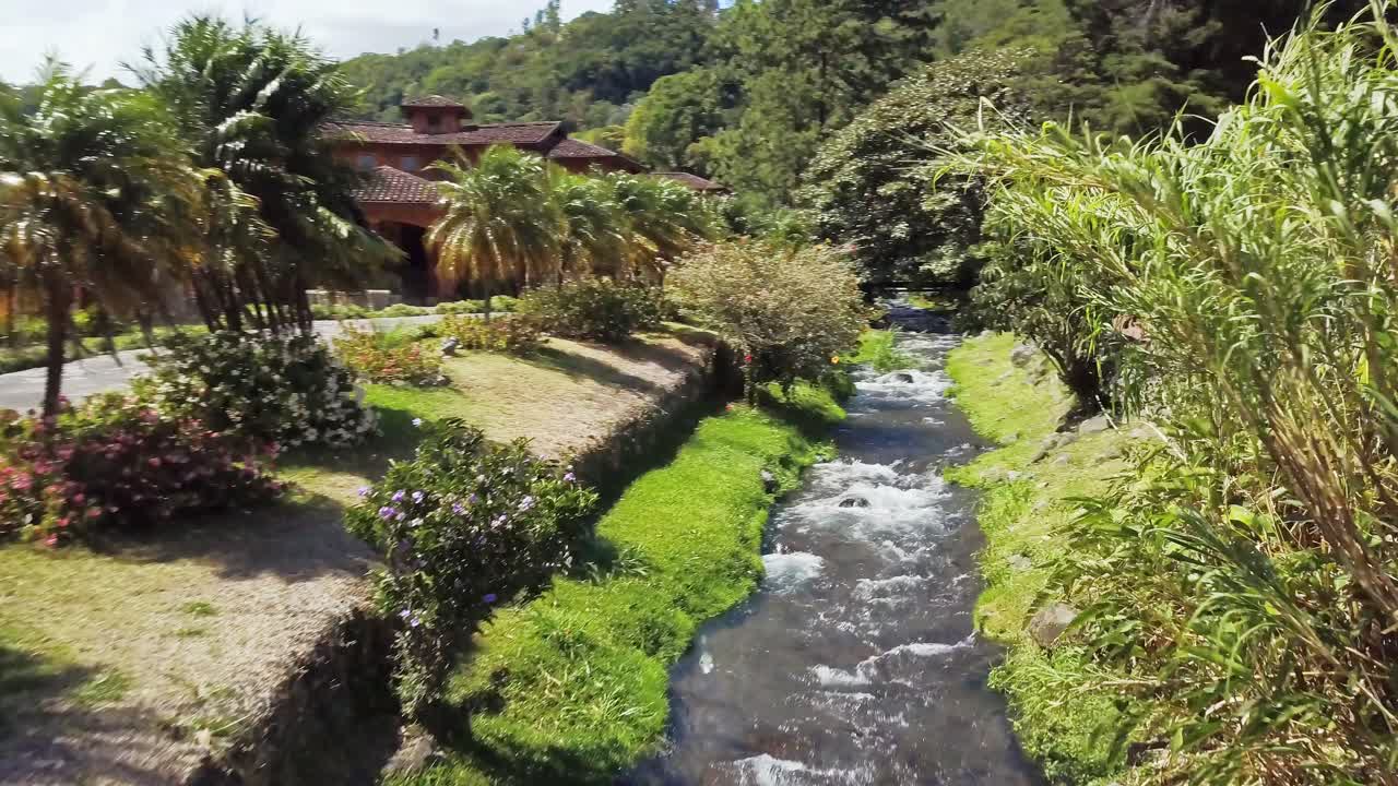 arroyo que fluye en el hermoso y pintoresco pueblo de boquete, chiriquí, panamá