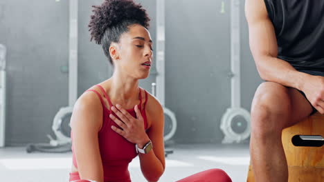 mujer de ejercicio, inhalador de asma respirar en el gimnasio