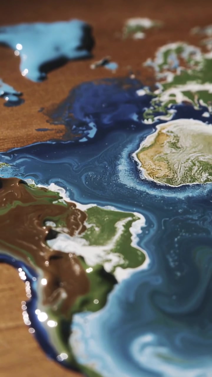 Vídeo vertical: Câmera inclinando e mostrando um mapa de resina em um painel, focando e movendo destaques para estudo