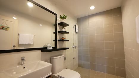 Idea-De-Decoración-De-Baño-Moderna-Y-Elegante-Con-Un-Gran-Espejo-Y-Azulejos-Beige