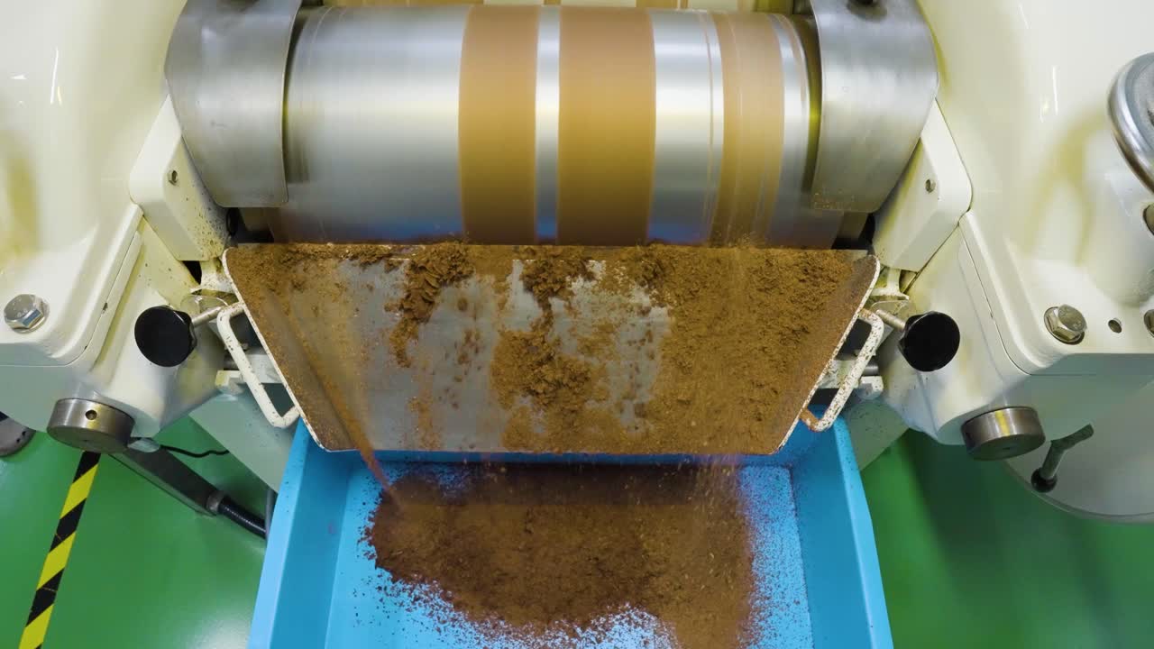 close-up cámara lenta del proceso de refinación de chocolate con máquina de cilindro de rollo, malasia