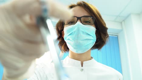 dentista que examina al paciente